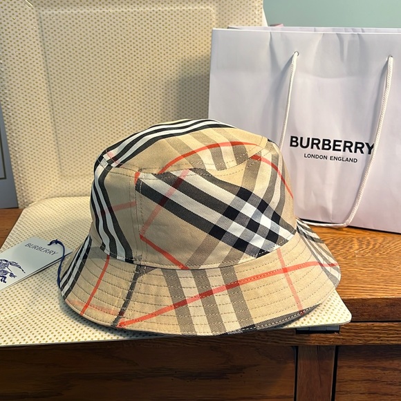 Burberry Bucket Hat & Shopping Bag (NWT) L - Picture 1 of 6